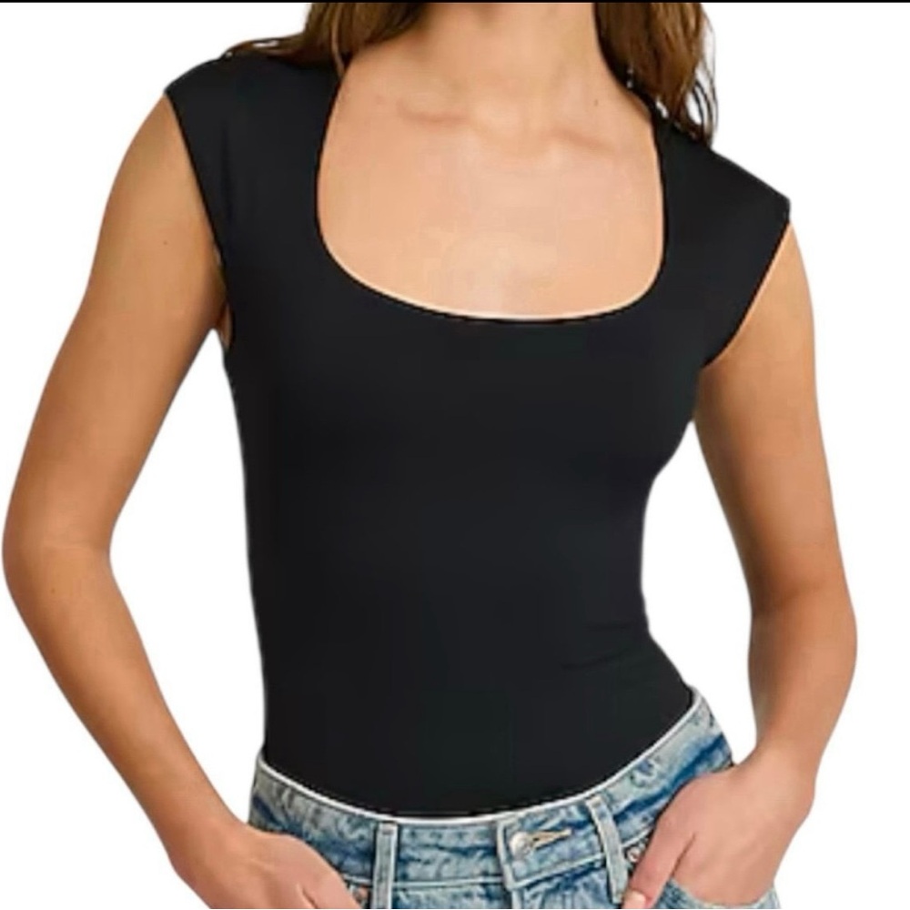 Express Body Contour High Compression Scoop Neck Cap Sleeve Bodysuit